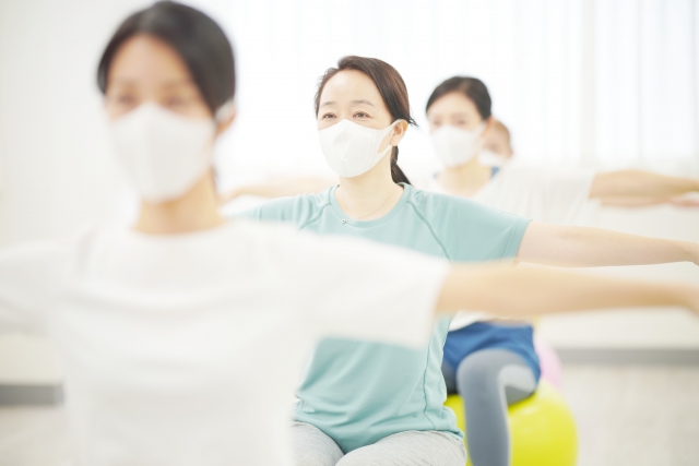 体操する女性