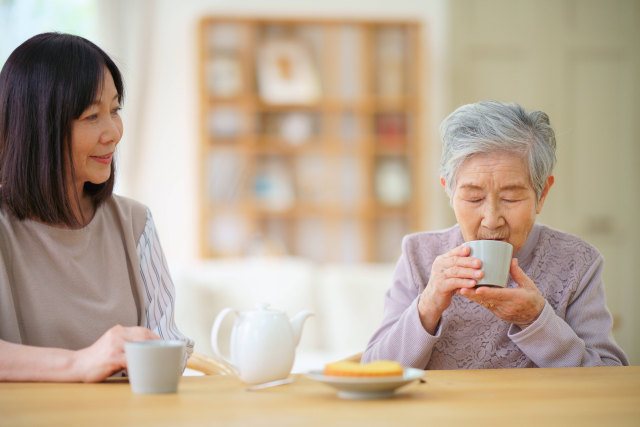 お茶を飲む母親