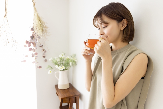 お茶を飲む女性