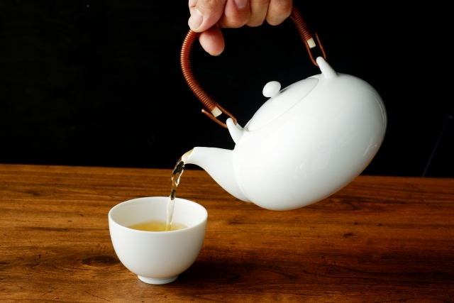 お茶を入れる